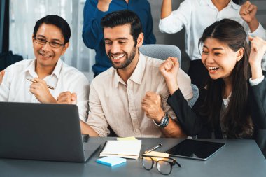 Heyecanlı ve mutlu bir ofis çalışanı başarılı bir stratejik iş pazarlama planlaması yaptıktan sonra kutlama yapıyor. Takım çalışması ve olumlu tutum verimli ve destekleyici bir iş yeri yaratır. Tedbirli