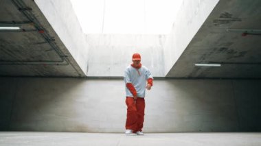 Mutlu dansçı adam break dansın ya da bina içinde serbest stil dansın keyfini çıkar. Profesyonel dansçı çocuk enerjik bir hareket sergiler ya da modern yaşam tarzını dondurur. Açık hava sporu 2024. Yumuşak bir şekilde..