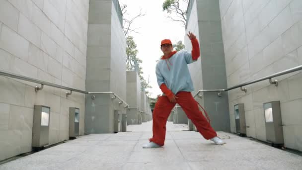 Профессиональный Хипстер Шагает Коридору Опытный Уличный Танцор Показывает Танец Боя — стоковое видео