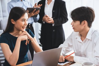 Çok ırklı analist ekibi toplantı masasındaki mali raporu analiz etmek için BI gösterge tablosunu kullanıyor. Çeşitli iş adamlarından oluşan bir grup, FIntech 'in veri analizini başarılı iş pazarlaması için kullanır. Uyum