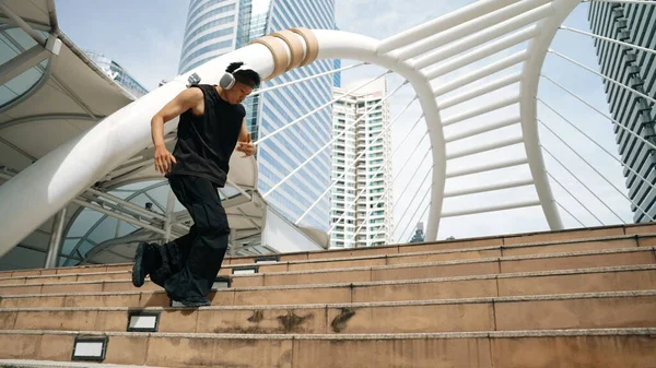 Asyalı hippi kulaklık takar hip hop dinler ve müziğe yönelirdi. Profesyonel break dansçı ya da alçak açılı kamerayla dans ederken merdivenlerden yukarı çık. Açık hava sporu 2024. Yumuşak bir şekilde..