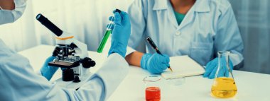 Laboratuvar araştırma ekibi, bilimsel uzmanlık ve laboratuvar ekipmanları ile sağlık hizmetlerini ilerletiyor, yeni ilaçlar araştırıyor ve laboratuvarda tedavi geliştiriyor. Panorama Katı