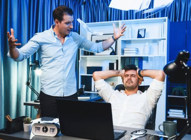 İş ortakları ciddi proje işiyle ilgili sorun hakkında tartışıyorlar. Sözleşme kağıtlarını havaya atıyorlar. Kağıt üzerinde tüm sorunları çözmek için yeni ürün hataları tartışması. Satılabilir.