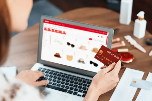 妇女在网上购物 浏览各种现代生活方式的商品 并利用信用卡从受到最大网络安全软件保护的钱包中进行在线支付 — 图库照片