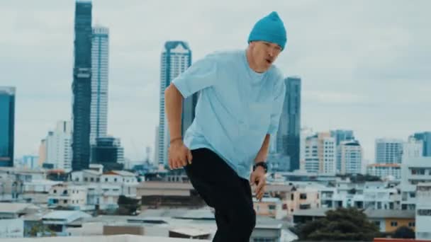 Profi Fehér Boy Táncos Utcai Táncot Gyakorol Háztetőn Várossal Vagy — Stock videók