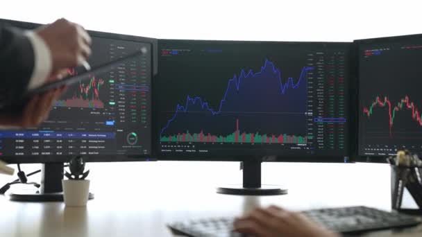 Geschäftsanleger Zeitlupe Aktienhandelsunternehmen Die Börsenmarketing Analysieren Schauen Auf Monitore Die — Stockvideo