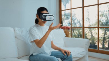 Canlı online alışveriş deneyimi için sanal gerçeklik gözlüğü kullanan genç bir kadın. Sanal gerçeklik VR yeniliği kadın dijital eğlence yaşam tarzı için optimize edildi.