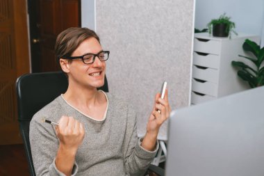 İşadamı, iş ortağıyla birlikte modern iç işlerinde ticaret kanalı uygulaması finansmanı için en yüksek değerde döviz kuruna yatırım yapmak üzere başarılı bir proje işi için arıyor. Bireysel.