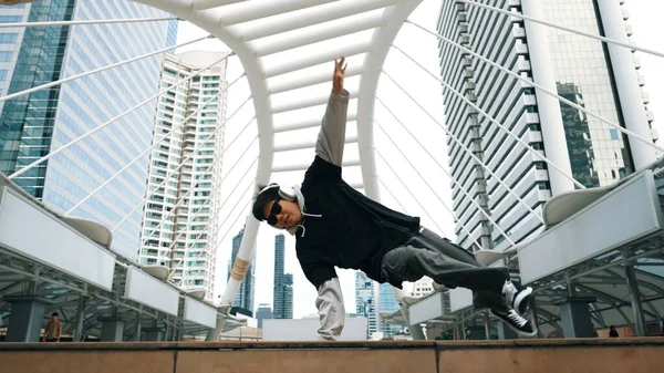 Genç Asyalı Hippi Şehir Merkezinde Insanların Etrafında Ayak Izlerini Gösteriyor — Stok fotoğraf