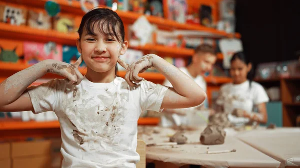 Asian Girl Pose Camera While Diverse Children Modeling Clay Happy — Stock Photo, Image