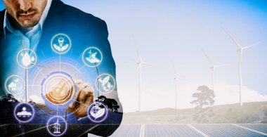Rüzgar türbini çiftliği ve yeşil yenilenebilir enerji işçisi arayüzü üzerinde çalışan iş adamlarının çifte görüntüsü. Alternatif enerji ile sürdürülebilirlik gelişimi kavramı. uds