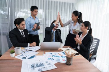 Bir grup mutlu iş adamı beşlik bir jest ve başarılı bir takım çalışması yapıyor. Çeşitli yarış bürosu çalışanları şirket ofisinde pazarlama planlamasında ilerleme kaydettikten sonra kutlama yapıyorlar. Habiliment