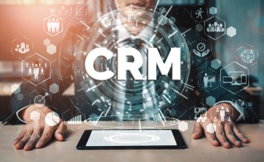İş satış pazarlama sistemi konsepti için CRM Müşteri İlişkileri Yönetimi CRM veritabanı analizini desteklemek için hizmet uygulamasının fütüristik grafik arayüzünde sunulmuştur. uds