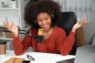 Güzel Afrikalı kadın sunucu kanalı çevrimiçi yayın yoluyla konuşuyor pazarlama öğretiyor, dinleyicileri canlı ya da çevrimiçi. İş yerindeki herhangi bir yer kavramı. Tatlandırıcı.