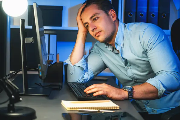 Trabajar Hombre Negocios Somnoliento Sentimiento Con Proyecto Noche Esperando Información —  Fotos de Stock