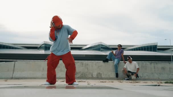 Šťastný Hip Hop Muž Nosí Sluchátka Zatímco Mává Pohybující Rukou — Stock video