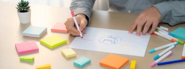 Yetenekli iş adamları zihin haritaları kullanarak pazarlama fikirleri üretiyor. Başarılı erkek girişim lideri masaya yapış yapış notlar serpiştirerek finansal plan hazırlıyor. - Yakın çekim. Eline odaklan. Değişik..