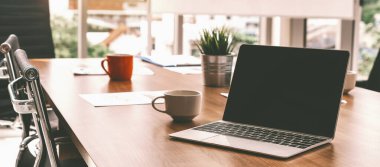 Çalışma odasındaki toplantı masasının kapağı açık dizüstü bilgisayar. uds