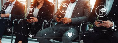 Sosyal medya ve gençlerin ağ konsepti. Dijital sektörde müşteri etkileşimini sağlamak için çevrimiçi sosyal bağlantı ağını ve medya kanallarını gösteren modern grafik arayüzü. uds