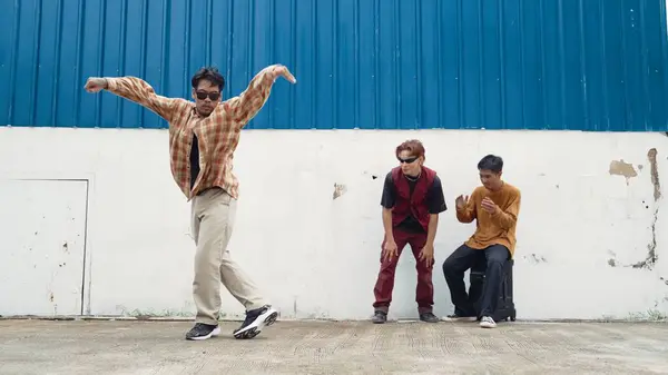 Ung Streetdansare Dansar Hiphop Stil Med Mångkulturella Vänner Som Jublar — Stockfoto