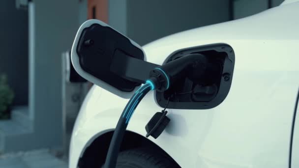 具有智能数字电动汽车电池全息图的未来家用充电站电动汽车充电 Ev汽车和家庭能源基础设施在可持续未来的技术进步 — 图库视频影像