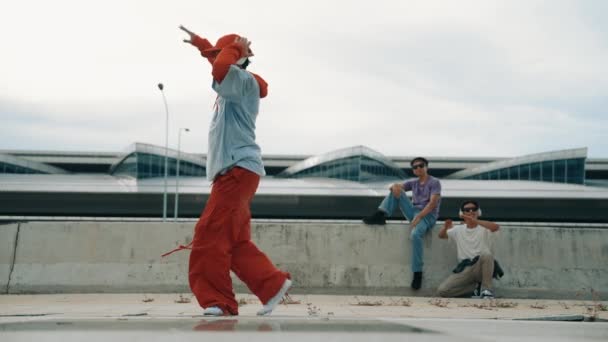 Счастливый Хип Хоп Человек Наушниках Время Ожидания Движения Рукой Моста — стоковое видео