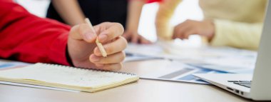 Proje yöneticisi not alırken, renkleri tartışan yetenekli bir iç mimar takımı görüntüsü. Yaratıcı çalışma ve tasarım konsepti. - Yakın çekim. Eline odaklan. Değiştirilmiş