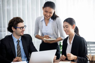 Modern ofis ortamında çalışan çeşitli etnik gruplardan çeşitli iş adamları. Üretken ve çok ırklı ofis çalışanları stratejik ticari pazarlama konusunda tartışmaya giriştiler. Çok titiz.