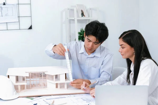 Profesjonalny Mężczyzna Azjatycki Architekt Pomocą Linijki Pomiaru Długości Modelu Domu — Zdjęcie stockowe