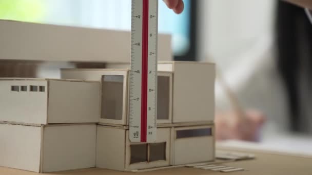 Cetvel Ölçü Evi Modelini Kullanan Yetenekli Profesyonel Mühendis Elini Kapatırken — Stok video