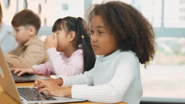 非洲女孩在Stem技术课上带着多样化的朋友学习提示玩笔记本电脑 多元文化学生对工程代码和模糊背景的编程系统的研究 Erudition — 图库视频影像