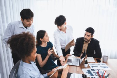 Çok ırklı analist ekibi toplantı masasındaki mali raporu analiz etmek için BI gösterge tablosunu kullanıyor. Çeşitli iş adamlarından oluşan bir grup, FIntech 'in veri analizini başarılı iş pazarlaması için kullanır. Uyum