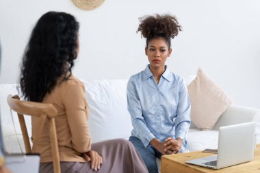 Travma sonrası stres bozukluğu olan üzgün bir kadın psikoloğu, depresyon ya da kalp yetmezliğinden sonra üzüntülü bir ruh sağlığı terapisi görüyor. Hayal kırıklığına uğramış genç bir kadın klinikteki duygular hakkında bir psikologla konuşuyor.