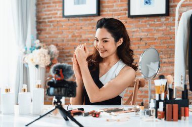 Asyalı Kadın Etkilenen Vlog 'ta canlı yayın yapan videolar sosyal medya ya da blog' un çoğunu oluşturuyor. Kozmetik stüdyosu ışıklandırmalı mutlu genç kız çevrimiçi pazarlama oturumu yayını için.