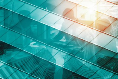 Ofis binası ve iş anlaşmasının başarısını gösteren grup toplantısıyla solmuş iş dünyasının soyut geçmişinin çift pozlu görüntüsü. uds