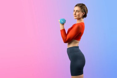 Vücut geliştirme egzersizi olarak izole edilmiş arka planda duran vücut geliştirme egzersizi olarak ağırlık kaldırmak için halterli atletik ve sportif bir kadın. Sağlıklı aktif ve vücut bakımı yaşam tarzı