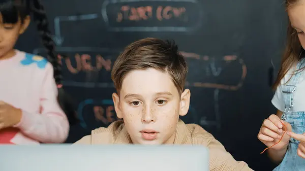 Närbild Pojke Med Hjälp Bärbar Dator Programmering Ingenjörskod Och Skrivprogram — Stockfoto