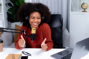 Güzel Afrikalı kadın etkileyicilerin sunucu kanalı yeni dinleyicilerle yayın stüdyosunda konuşuyor. Canlı sosyal medyada yaşam koçu danışmanlığı zamanı. Tavsiye verme kavramı. Tatlandırıcı.