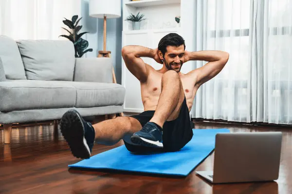 Atletik Sporcu Adam Spor Paspası Üzerinde Çatırdarken Evdeki Formda Fiziğe — Stok fotoğraf