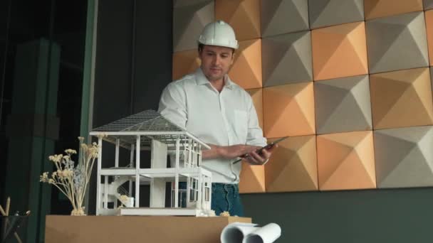 Κοντινό Πλάνο Του Επαγγελματία Καυκάσιο Αρσενικό Αρχιτέκτονα Μηχανικός Επιθεωρήσει Και — Αρχείο Βίντεο