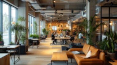 İnsanlarla ve kapalı alan bitkileriyle dolu canlı ve modern bir çalışma alanının odaklanmış görüntüsü. Saygıdeğer.