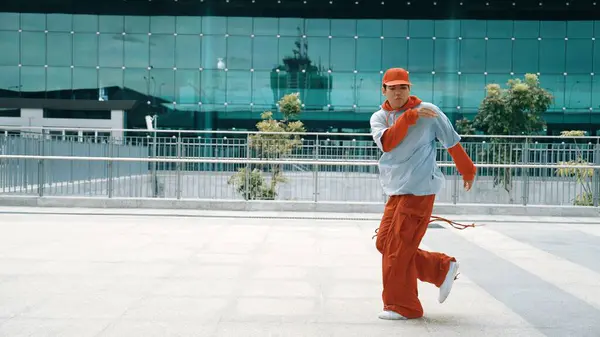 Skicklig Dansare Rör Sig Energiskt Fotsteg Medan Utför Streetdance Professionell — Stockfoto