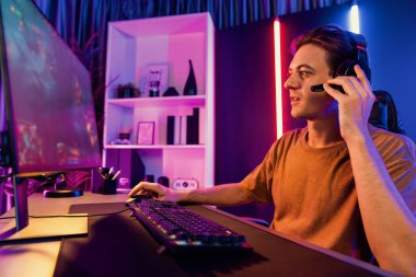 Sunucu kanalı bilgisayar ekranında muptiplayer 'larla Moba' yı oynayan ya da savaş alanında yalnız olan akıllı oyun flaması odaklı. Esport neon dijital ışık odasından canlı yayın yapıyor. Bireysel.