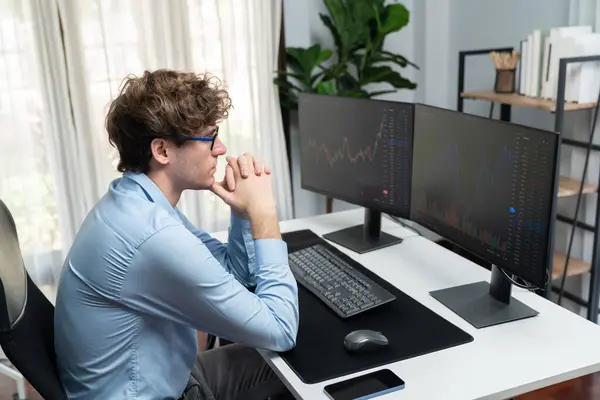 Trabalho Jovem Comerciante Negócios Olhando Laptop Laptop Gráfico Ações Mercado — Fotografia de Stock