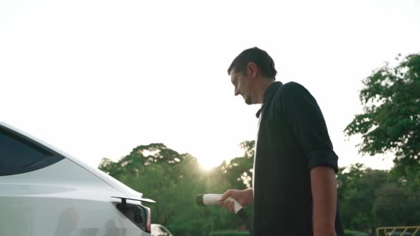 Mann Lädt Batterie Für Elektroauto Während Der Fahrt Elektroauto Natürlichen — Stockvideo