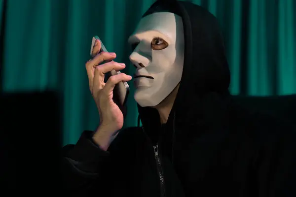 Vit Kriminell Anonym Mask Ringer Till Ägare Att Hota Lösen — Stockfoto