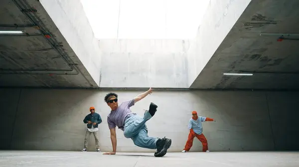 Bir Grup Havalı Hipster Birlikte Dans Ediyorlar Break Dansçılar Sokak — Stok fotoğraf