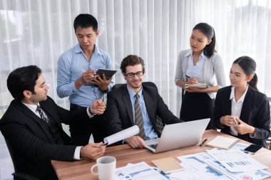 Ofis masasındaki finansal veri raporlarını analiz eden çeşitli bir grup iş analisti. Stratejik pazarlama planlaması için iş zekası analizi çizelgesi ve grafiği.