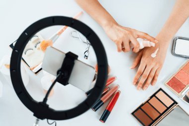 Güzellik blogcusunun ya da nüfuzlu kişinin üst görünümü çevrimiçi canlı yayın platformunda sosyal medya pazarlamasını ya da öğretim elemanlarını görüntüler.