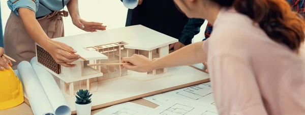 建築家チームの分析と家の構造についてのブレインストーミングハウスモデル ブループリント 建築機器が散在する会議テーブル クリエイティブデザインとチームワーク バージョニング — ストック写真